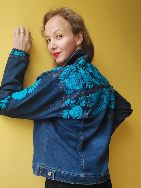 Jeansjacke bestickt Blumen, Tiermuster, türkis, Jeansjacken Damen besonders,  Jeansjacke Stickerei Blumen, Jeansjacke bestickt Boho, Jeansjacke Rücken bestickt, Jeansjacke oversize, bestickte Jeansjacke Damen, ausgefallene Jeansjacke, Blumenstickerei, florale Stickerei, dunkelblaue Denimjacke, handbestickt, Baumwolljacke, mexikanisches Design, Ethno-Mode, Frida Kahlo Stil, Hippie-Look, Boho-Chic, bunte Blumenmuster, strech, dunkelblau, Festival Style, Festival Outfit