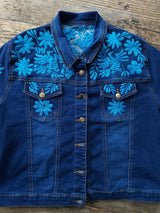 Jeansjacke bestickt Blumen, Tiermuster, türkis, Jeansjacken Damen besonders,  Jeansjacke Stickerei Blumen, Jeansjacke bestickt Boho, Jeansjacke Rücken bestickt, Jeansjacke oversize, bestickte Jeansjacke Damen, ausgefallene Jeansjacke, Blumenstickerei, florale Stickerei, dunkelblaue Denimjacke, handbestickt, Baumwolljacke, mexikanisches Design, Ethno-Mode, Frida Kahlo Stil, Hippie-Look, Boho-Chic, bunte Blumenmuster, strech, dunkelblau, Festival Style, Festival Outfit