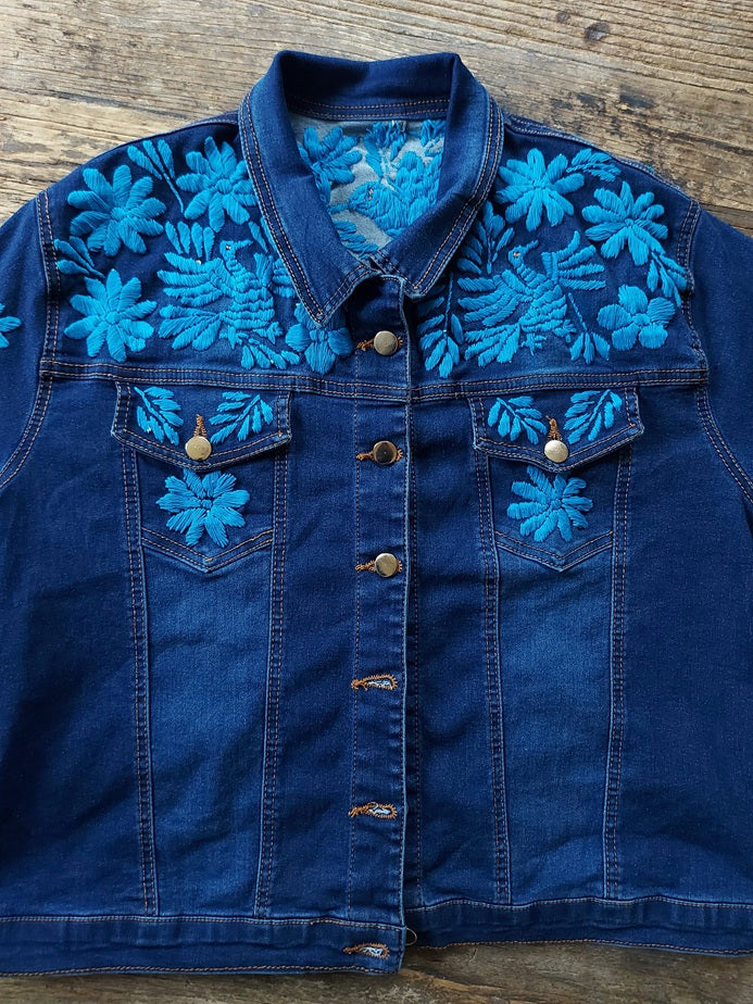 Jeansjacke bestickt Blumen, Tiermuster, türkis, Jeansjacken Damen besonders,  Jeansjacke Stickerei Blumen, Jeansjacke bestickt Boho, Jeansjacke Rücken bestickt, Jeansjacke oversize, bestickte Jeansjacke Damen, ausgefallene Jeansjacke, Blumenstickerei, florale Stickerei, dunkelblaue Denimjacke, handbestickt, Baumwolljacke, mexikanisches Design, Ethno-Mode, Frida Kahlo Stil, Hippie-Look, Boho-Chic, bunte Blumenmuster, strech, dunkelblau, Festival Style, Festival Outfit