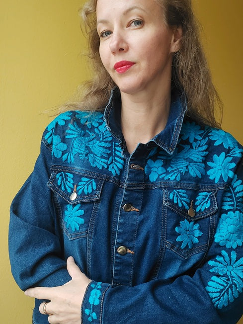 Jeansjacke bestickt Blumen, Tiermuster, türkis, Jeansjacken Damen besonders,  Jeansjacke Stickerei Blumen, Jeansjacke bestickt Boho, Jeansjacke Rücken bestickt, Jeansjacke oversize, bestickte Jeansjacke Damen, ausgefallene Jeansjacke, Blumenstickerei, florale Stickerei, dunkelblaue Denimjacke, handbestickt, Baumwolljacke, mexikanisches Design, Ethno-Mode, Frida Kahlo Stil, Hippie-Look, Boho-Chic, bunte Blumenmuster, strech, dunkelblau, Festival Style, Festival Outfit