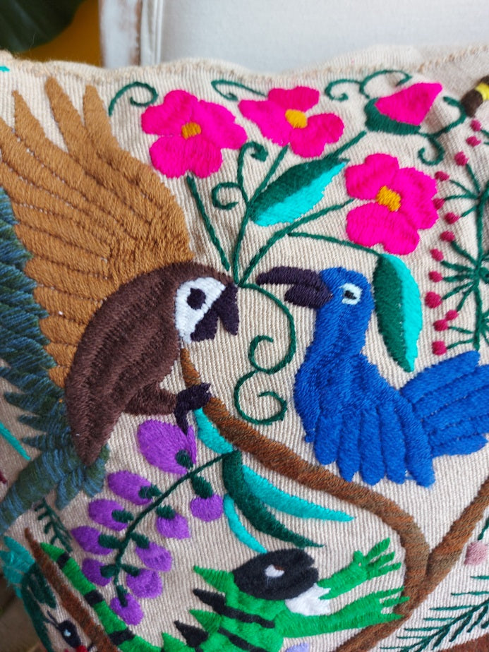 Mexikanischer Kissenbezug beige, natur, Kissenhülle beige, creme, weiss mit mexikanischer Stickerei Tiere und Pflanzen, Deko Kissen, Heimtextilien bestickt Blumen, Tiere, Chiapas, bunt, Stickerei, handbestickt, Handarbeit, Kunsthandwerk, Lateinamerika, Dschungel Stil, Einrichtung hacienda, mexikanisch, aus Mexiko, Papagay, Schildkröte, Schmetterling, Biene, 