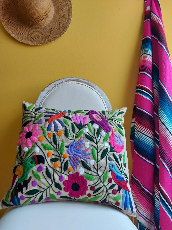 Mexikanischer Kissenbezug, Kissenhülle mit mexikanischer Stickerei Tiere und Pflanzen, Deko Kissen, Heimtextilien bestickt Blumen, Tiere, Chiapas, bunt, Stickerei, handbestickt, Handarbeit, Kunsthandwerk, Lateinamerika, Dschungel Stil, Einrichtung hacienda, mexikanisch, aus Mexiko, Papagay, Schildkröte, Schmetterling, Biene, dunkelgrün, grün