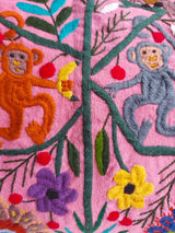 Mexikanischer Kissenbezug rosa Kissenhülle rosa mit mexikanischer Stickerei Tiere und Pflanzen, Deko Kissen, Heimtextilien bestickt Blumen, Tiere, Chiapas, bunt, Stickerei, handbestickt, Handarbeit, Kunsthandwerk, Lateinamerika, Dschungel Stil, Einrichtung hacienda, mexikanisch, aus Mexiko, Papagay, Schildkröte, Schmetterling, Biene, Affen
