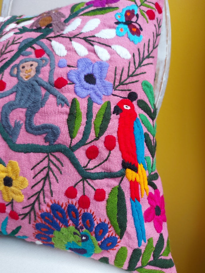 Mexikanischer Kissenbezug rosa Kissenhülle rosa mit mexikanischer Stickerei Tiere und Pflanzen, Deko Kissen, Heimtextilien bestickt Blumen, Tiere, Chiapas, bunt, Stickerei, handbestickt, Handarbeit, Kunsthandwerk, Lateinamerika, Dschungel Stil, Einrichtung hacienda, mexikanisch, aus Mexiko, Papagay, Schildkröte, Schmetterling, Biene, Affen