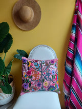 Mexikanischer Kissenbezug rosa Kissenhülle rosa mit mexikanischer Stickerei Tiere und Pflanzen, Deko Kissen, Heimtextilien bestickt Blumen, Tiere, Chiapas, bunt, Stickerei, handbestickt, Handarbeit, Kunsthandwerk, Lateinamerika, Dschungel Stil, Einrichtung hacienda, mexikanisch, aus Mexiko, Papagay, Schildkröte, Schmetterling, Biene, Affen