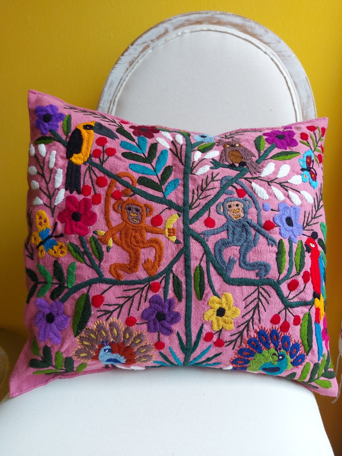 Mexikanischer Kissenbezug rosa Kissenhülle rosa mit mexikanischer Stickerei Tiere und Pflanzen, Deko Kissen, Heimtextilien bestickt Blumen, Tiere, Chiapas, bunt, Stickerei, handbestickt, Handarbeit, Kunsthandwerk, Lateinamerika, Dschungel Stil, Einrichtung hacienda, mexikanisch, aus Mexiko, Papagay, Schildkröte, Schmetterling, Biene, Affen