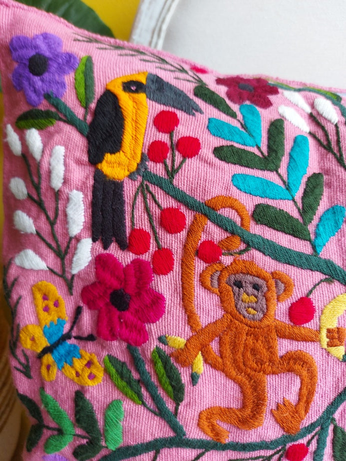 Mexikanischer Kissenbezug rosa Kissenhülle rosa mit mexikanischer Stickerei Tiere und Pflanzen, Deko Kissen, Heimtextilien bestickt Blumen, Tiere, Chiapas, bunt, Stickerei, handbestickt, Handarbeit, Kunsthandwerk, Lateinamerika, Dschungel Stil, Einrichtung hacienda, mexikanisch, aus Mexiko, Papagay, Schildkröte, Schmetterling, Biene, Affen