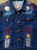 Jeansjacke bestickt Blumen, Otomi Stickerei, Jeansjacken Damen besonders, mexikanische Jeansjacke Stickerei Blumen, Jeansjacke bestickt hippie Boho, Jeansjacke Rücken bestickt, Jeansjacke oversize, bestickte Jeansjacke Damen, ausgefallene Jeansjacke, Blumenstickerei, florale Stickerei, dunkelblaue Denimjacke, handbestickt, Baumwolljacke, mexikanisches Design, Ethno-Mode, Frida Kahlo Stil, Hippie-Look, Boho-Chic, bunte Blumenmuster, strech, dunkelblau, Festival Style, Festival Outfit