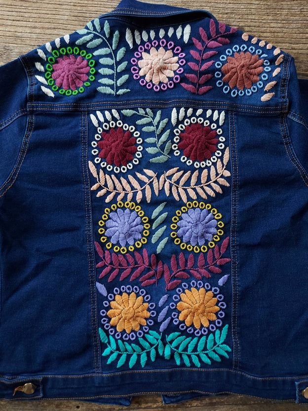 Jeansjacke bestickt Blumen, Otomi Stickerei, Jeansjacken Damen besonders, mexikanische Jeansjacke Stickerei Blumen, Jeansjacke bestickt hippie Boho, Jeansjacke Rücken bestickt, Jeansjacke oversize, bestickte Jeansjacke Damen, ausgefallene Jeansjacke, Blumenstickerei, florale Stickerei, dunkelblaue Denimjacke, handbestickt, Baumwolljacke, mexikanisches Design, Ethno-Mode, Frida Kahlo Stil, Hippie-Look, Boho-Chic, bunte Blumenmuster, strech, dunkelblau, Festival Style, Festival Outfit