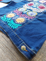 Jeansjacke bestickt Blumen, Otomi Stickerei, Jeansjacken Damen besonders, mexikanische Jeansjacke Stickerei Blumen, Jeansjacke bestickt hippie Boho, Jeansjacke Rücken bestickt, Jeansjacke oversize, bestickte Jeansjacke Damen, ausgefallene Jeansjacke, Blumenstickerei, florale Stickerei, dunkelblaue Denimjacke, handbestickt, Baumwolljacke, mexikanisches Design, Ethno-Mode, Frida Kahlo Stil, Hippie-Look, Boho-Chic, bunte Blumenmuster, strech, dunkelblau, Festival Style, Festival Outfit