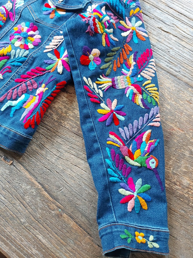 eansjacke bestickt Blumen, Tiermuster, Kolibri, Otomi Stickerei, bunt, Jeansjacken Damen besonders, Jeansjacke Stickerei Blumen, Jeansjacke bestickt hippie Boho, Jeansjacke Rücken bestickt, Jeansjacke oversize, bestickte Jeansjacke Damen, ausgefallene Jeansjacke, Blumenstickerei, florale Stickerei, dunkelblaue Denimjacke, handbestickt, Baumwolljacke, mexikanisches Design, Ethno-Mode, Frida Kahlo Stil, Hippie-Look, Boho-Chic, bunte Blumenmuster, strech, dunkelblau, Festival Style, Festival Outfit