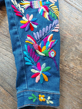 eansjacke bestickt Blumen, Tiermuster, Kolibri, Otomi Stickerei, bunt, Jeansjacken Damen besonders, Jeansjacke Stickerei Blumen, Jeansjacke bestickt hippie Boho, Jeansjacke Rücken bestickt, Jeansjacke oversize, bestickte Jeansjacke Damen, ausgefallene Jeansjacke, Blumenstickerei, florale Stickerei, dunkelblaue Denimjacke, handbestickt, Baumwolljacke, mexikanisches Design, Ethno-Mode, Frida Kahlo Stil, Hippie-Look, Boho-Chic, bunte Blumenmuster, strech, dunkelblau, Festival Style, Festival Outfit