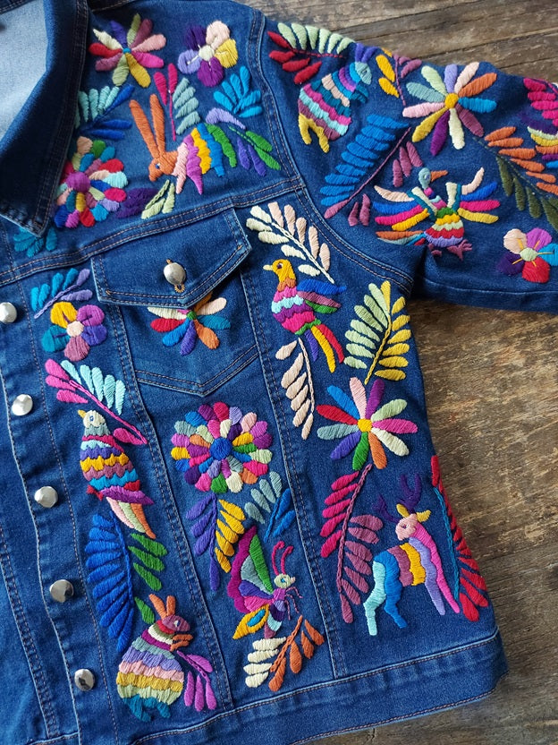 eansjacke bestickt Blumen, Tiermuster, Kolibri, Otomi Stickerei, bunt, Jeansjacken Damen besonders, Jeansjacke Stickerei Blumen, Jeansjacke bestickt hippie Boho, Jeansjacke Rücken bestickt, Jeansjacke oversize, bestickte Jeansjacke Damen, ausgefallene Jeansjacke, Blumenstickerei, florale Stickerei, dunkelblaue Denimjacke, handbestickt, Baumwolljacke, mexikanisches Design, Ethno-Mode, Frida Kahlo Stil, Hippie-Look, Boho-Chic, bunte Blumenmuster, strech, dunkelblau, Festival Style, Festival Outfit