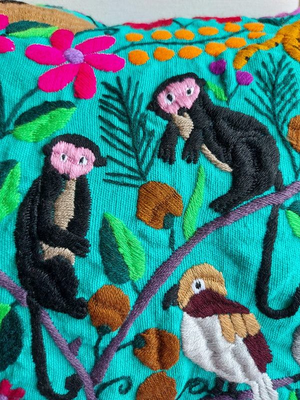 Mexikanischer Kissenbezug türkis grün Kissenhülle türkis grün mit mexikanischer Stickerei Tiere und Pflanzen, Deko Kissen, Heimtextilien bestickt Blumen, Tiere, Chiapas, bunt, Stickerei, handbestickt, Handarbeit, Kunsthandwerk, Lateinamerika, Dschungel Stil, Einrichtung hacienda, mexikanisch, aus Mexiko, Papagay, Schildkröte, Schmetterling, Biene, Affen