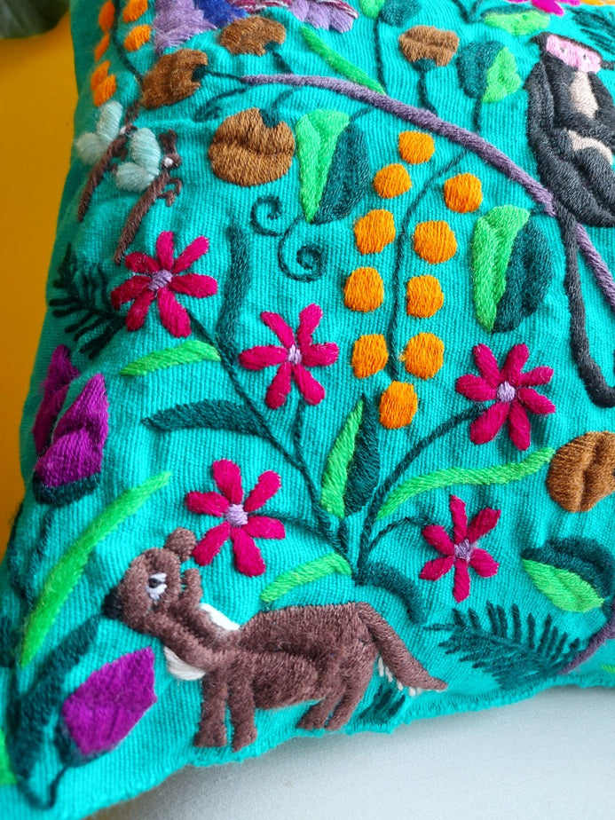 Mexikanischer Kissenbezug türkis grün Kissenhülle türkis grün mit mexikanischer Stickerei Tiere und Pflanzen, Deko Kissen, Heimtextilien bestickt Blumen, Tiere, Chiapas, bunt, Stickerei, handbestickt, Handarbeit, Kunsthandwerk, Lateinamerika, Dschungel Stil, Einrichtung hacienda, mexikanisch, aus Mexiko, Papagay, Schildkröte, Schmetterling, Biene, Affen