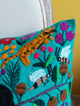 Mexikanischer Kissenbezug türkis grün Kissenhülle türkis grün mit mexikanischer Stickerei Tiere und Pflanzen, Deko Kissen, Heimtextilien bestickt Blumen, Tiere, Chiapas, bunt, Stickerei, handbestickt, Handarbeit, Kunsthandwerk, Lateinamerika, Dschungel Stil, Einrichtung hacienda, mexikanisch, aus Mexiko, Papagay, Schildkröte, Schmetterling, Biene, Affen, Tiger