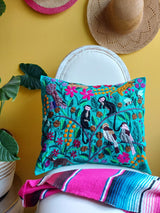 Mexikanischer Kissenbezug türkis grün Kissenhülle türkis grün mit mexikanischer Stickerei Tiere und Pflanzen, Deko Kissen, Heimtextilien bestickt Blumen, Tiere, Chiapas, bunt, Stickerei, handbestickt, Handarbeit, Kunsthandwerk, Lateinamerika, Dschungel Stil, Einrichtung hacienda, mexikanisch, aus Mexiko, Papagay, Schildkröte, Schmetterling, Biene, Affen