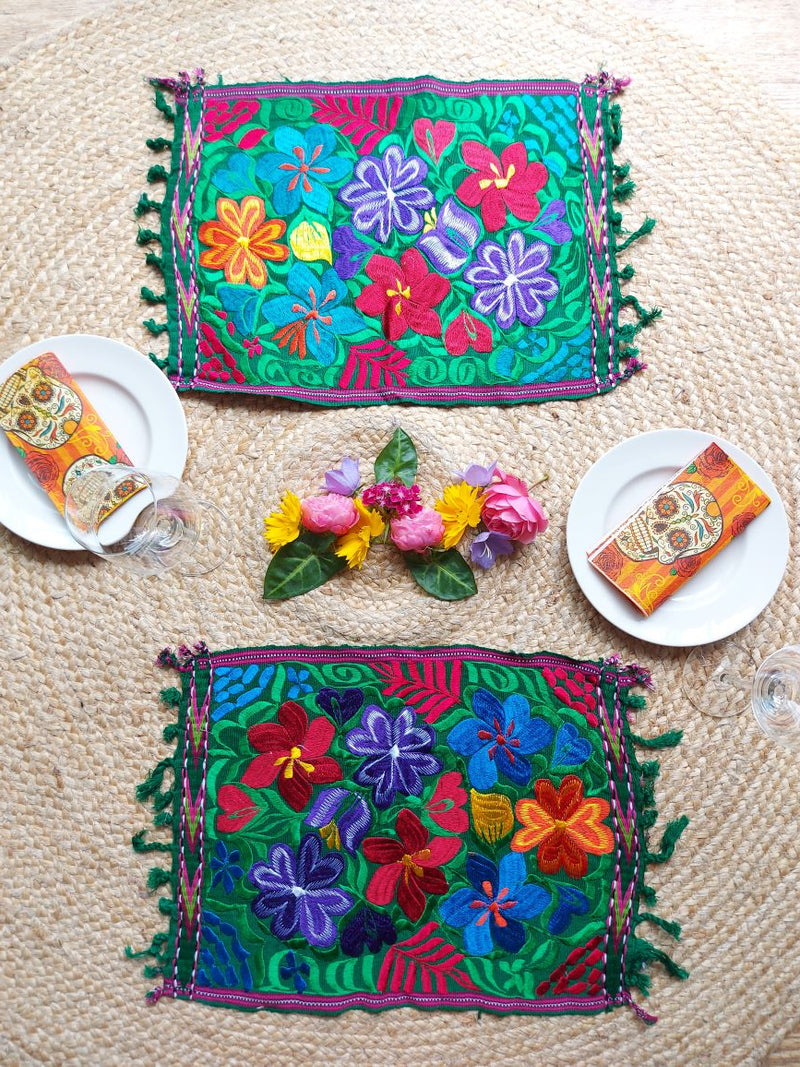 Colorful placemat (blue-red) with round floral embroidery from Mexico