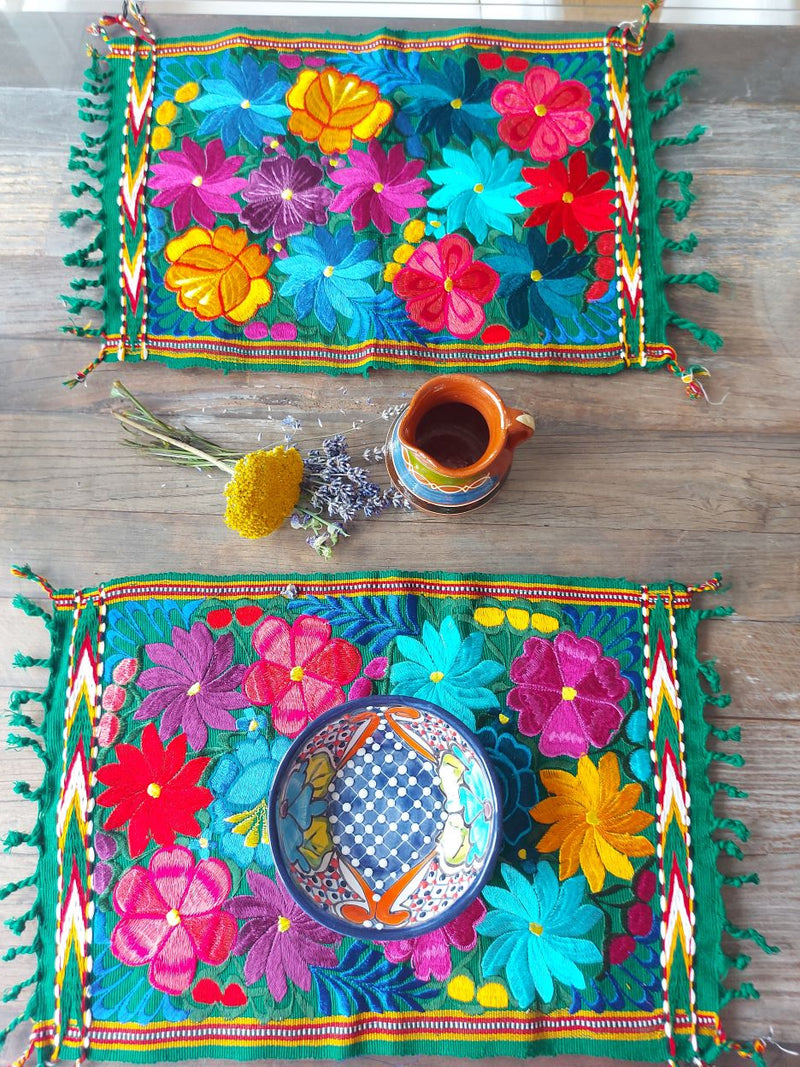 Colorful placemat (blue-red) with round floral embroidery from Mexico