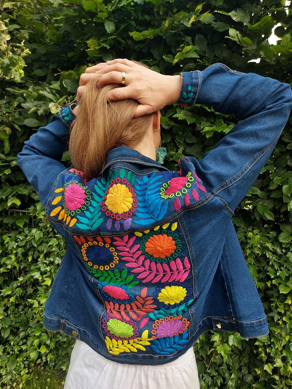 mexikanische Jeansjacke Damen besonders mit Blumen bestickt, Jeansjacke bestickt florale Muster, mexikanische Jeansjacke Stickerei Blumen, Jeansjacke bestickt Boho, Jeansjacke Rücken bestickt, Jeansjacke oversize, bestickte Jeansjacke Damen, ausgefallene Jeansjacke, Blumenstickerei, dunkelblaue Denimjacke, handbestickt, Baumwolljacke, mexikanisches Design, Ethno-Mode, Frida Kahlo Stil, Hippie-Look, Boho-Chic, bunte Blumenmuster, stretch, dunkelblau, Festival Style, Festival Outfit
