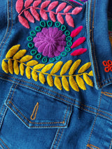 mexikanische Jeansjacke Damen besonders mit Blumen bestickt, Jeansjacke bestickt florale Muster, mexikanische Jeansjacke Stickerei Blumen, Jeansjacke bestickt Boho, Jeansjacke Rücken bestickt, Jeansjacke oversize, bestickte Jeansjacke Damen, ausgefallene Jeansjacke, Blumenstickerei, dunkelblaue Denimjacke, handbestickt, Baumwolljacke, mexikanisches Design, Ethno-Mode, Frida Kahlo Stil, Hippie-Look, Boho-Chic, bunte Blumenmuster, stretch, dunkelblau, Festival Style, Festival Outfit