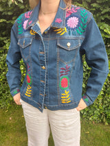 Jeansjacken Damen besonders mit Blumen bestickt, Jeansjacke bestickt florale Muster, mexikanische Jeansjacke Stickerei Blumen, Jeansjacke bestickt Boho, Jeansjacke Rücken bestickt, Jeansjacke oversize, bestickte Jeansjacke Damen, ausgefallene Jeansjacke, Blumenstickerei, dunkelblaue Denimjacke, handbestickt, Baumwolljacke, mexikanisches Design, Ethno-Mode, Frida Kahlo Stil, Hippie-Look, Boho-Chic, bunte Blumenmuster, stretch, dunkelblau, Festival Style, Festival Outfit