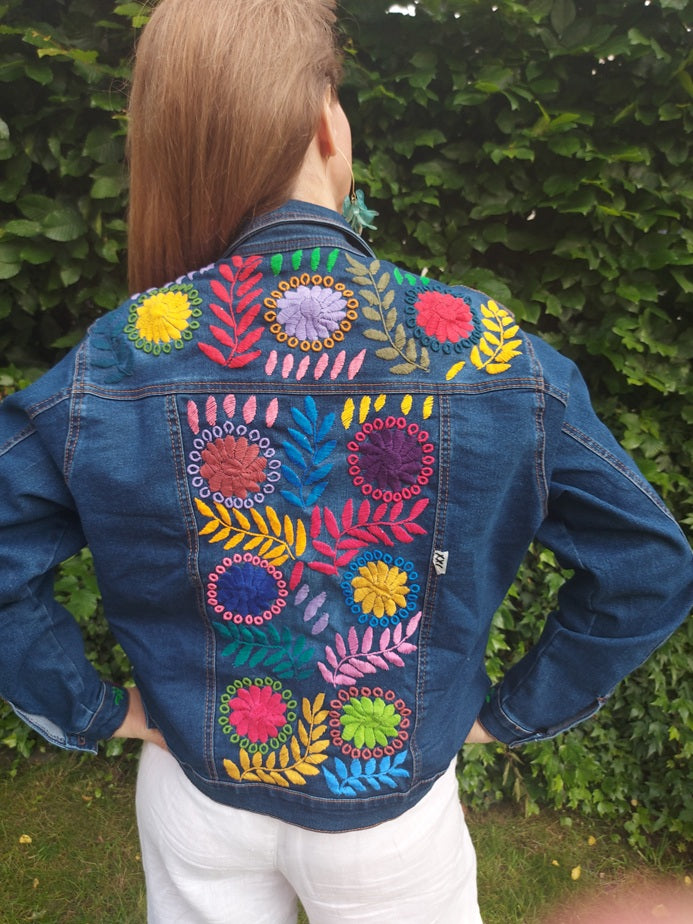 Jeansjacken Damen besonders mit Blumen bestickt, Jeansjacke bestickt florale Muster, mexikanische Jeansjacke Stickerei Blumen, Jeansjacke bestickt Boho, Jeansjacke Rücken bestickt, Jeansjacke oversize, bestickte Jeansjacke Damen, ausgefallene Jeansjacke, Blumenstickerei, dunkelblaue Denimjacke, handbestickt, Baumwolljacke, mexikanisches Design, Ethno-Mode, Frida Kahlo Stil, Hippie-Look, Boho-Chic, bunte Blumenmuster, stretch, dunkelblau, Festival Style, Festival Outfit