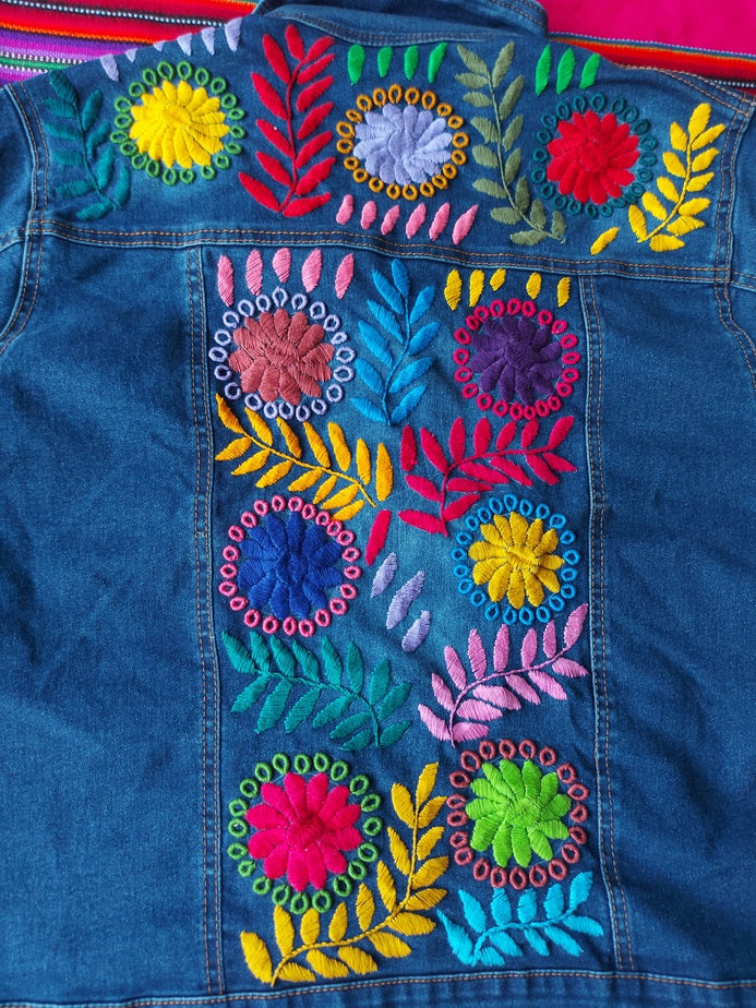Jeansjacken Damen besonders mit Blumen bestickt, Jeansjacke bestickt florale Muster, mexikanische Jeansjacke Stickerei Blumen, Jeansjacke bestickt Boho, Jeansjacke Rücken bestickt, Jeansjacke oversize, bestickte Jeansjacke Damen, ausgefallene Jeansjacke, Blumenstickerei, dunkelblaue Denimjacke, handbestickt, Baumwolljacke, mexikanisches Design, Ethno-Mode, Frida Kahlo Stil, Hippie-Look, Boho-Chic, bunte Blumenmuster, stretch, dunkelblau, Festival Style, Festival Outfit