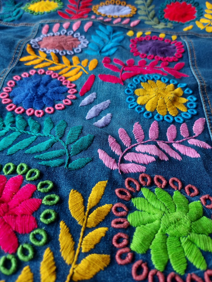 Jeansjacken Damen besonders mit Blumen bestickt, Jeansjacke bestickt florale Muster, mexikanische Jeansjacke Stickerei Blumen, Jeansjacke bestickt Boho, Jeansjacke Rücken bestickt, Jeansjacke oversize, bestickte Jeansjacke Damen, ausgefallene Jeansjacke, Blumenstickerei, dunkelblaue Denimjacke, handbestickt, Baumwolljacke, mexikanisches Design, Ethno-Mode, Frida Kahlo Stil, Hippie-Look, Boho-Chic, bunte Blumenmuster, stretch, dunkelblau, Festival Style, Festival Outfit