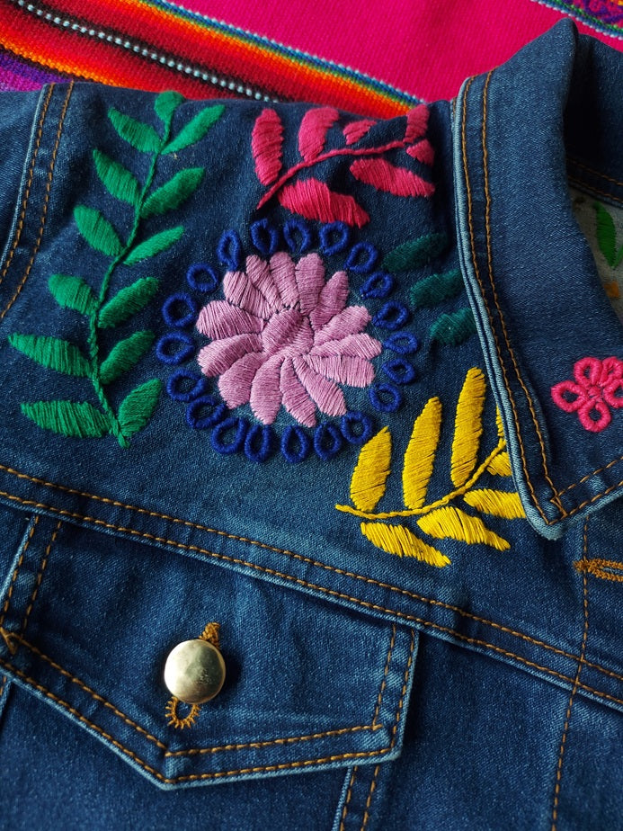 Jeansjacken Damen besonders mit Blumen bestickt, Jeansjacke bestickt florale Muster, mexikanische Jeansjacke Stickerei Blumen, Jeansjacke bestickt Boho, Jeansjacke Rücken bestickt, Jeansjacke oversize, bestickte Jeansjacke Damen, ausgefallene Jeansjacke, Blumenstickerei, dunkelblaue Denimjacke, handbestickt, Baumwolljacke, mexikanisches Design, Ethno-Mode, Frida Kahlo Stil, Hippie-Look, Boho-Chic, bunte Blumenmuster, stretch, dunkelblau, Festival Style, Festival Outfit