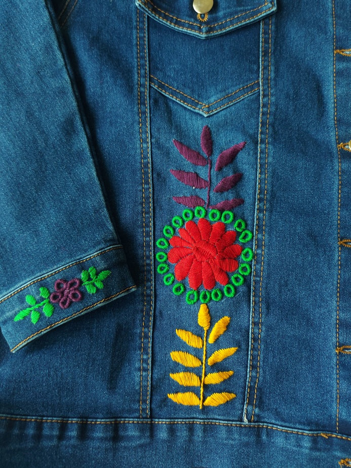 Jeansjacken Damen besonders mit Blumen bestickt, Jeansjacke bestickt florale Muster, mexikanische Jeansjacke Stickerei Blumen, Jeansjacke bestickt Boho, Jeansjacke Rücken bestickt, Jeansjacke oversize, bestickte Jeansjacke Damen, ausgefallene Jeansjacke, Blumenstickerei, dunkelblaue Denimjacke, handbestickt, Baumwolljacke, mexikanisches Design, Ethno-Mode, Frida Kahlo Stil, Hippie-Look, Boho-Chic, bunte Blumenmuster, stretch, dunkelblau, Festival Style, Festival Outfit