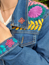 Jeansjacken Damen besonders mit Blumen bestickt, Jeansjacke bestickt florale Muster, mexikanische Jeansjacke Stickerei Blumen, Jeansjacke bestickt Boho, Jeansjacke Rücken bestickt, Jeansjacke oversize, bestickte Jeansjacke Damen, ausgefallene Jeansjacke, Blumenstickerei, dunkelblaue Denimjacke, handbestickt, Baumwolljacke, mexikanisches Design, Ethno-Mode, Frida Kahlo Stil, Hippie-Look, Boho-Chic, bunte Blumenmuster, stretch, dunkelblau, Festival Style, Festival Outfit