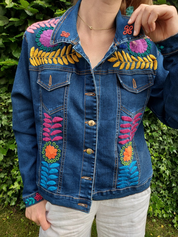 Jeansjacken Damen besonders mit Blumen bestickt, Jeansjacke bestickt florale Muster, mexikanische Jeansjacke Stickerei Blumen, Jeansjacke bestickt Boho, Jeansjacke Rücken bestickt, Jeansjacke oversize, bestickte Jeansjacke Damen, ausgefallene Jeansjacke, Blumenstickerei, dunkelblaue Denimjacke, handbestickt, Baumwolljacke, mexikanisches Design, Ethno-Mode, Frida Kahlo Stil, Hippie-Look, Boho-Chic, bunte Blumenmuster, stretch, dunkelblau, Festival Style, Festival Outfit