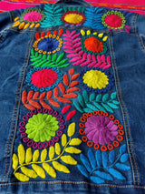 Jeansjacken Damen besonders mit Blumen bestickt pink türkis, Jeansjacke bestickt florale Muster, mexikanische Jeansjacke Stickerei Blumen, Jeansjacke bestickt Boho, Jeansjacke Rücken bestickt, Jeansjacke oversize, bestickte Jeansjacke Damen, ausgefallene Jeansjacke, Blumenstickerei, dunkelblaue Denimjacke, handbestickt, Baumwolljacke, mexikanisches Design, Ethno-Mode, Frida Kahlo Stil, Hippie-Look, Boho-Chic, bunte Blumenmuster, stretch, dunkelblau, Festival Style, Festival Outfit