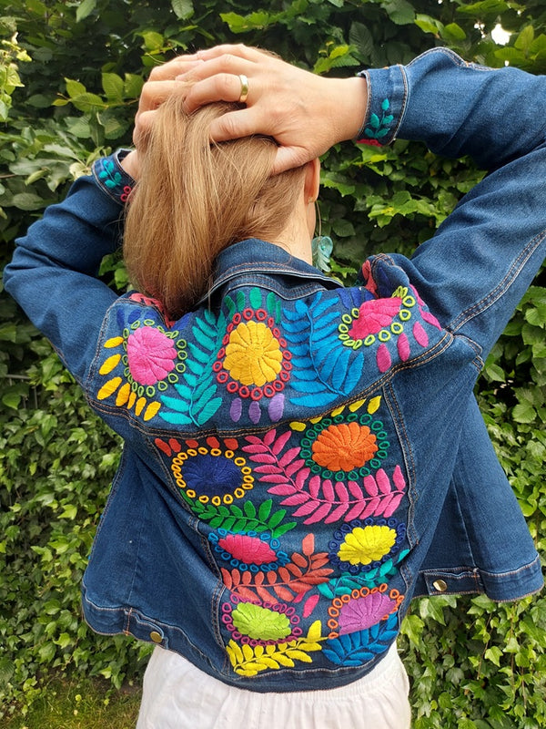 Jeansjacken Damen besonders mit Blumen bestickt, Jeansjacke bestickt florale Muster, mexikanische Jeansjacke Stickerei Blumen, Jeansjacke bestickt Boho, Jeansjacke Rücken bestickt, Jeansjacke oversize, bestickte Jeansjacke Damen, ausgefallene Jeansjacke, Blumenstickerei, dunkelblaue Denimjacke, handbestickt, Baumwolljacke, mexikanisches Design, Ethno-Mode, Frida Kahlo Stil, Hippie-Look, Boho-Chic, bunte Blumenmuster, stretch, dunkelblau, Festival Style, Festival Outfit