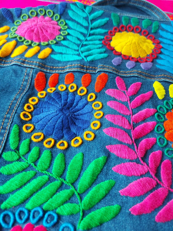 Jeansjacken Damen besonders mit Blumen bestickt, Jeansjacke bestickt florale Muster, mexikanische Jeansjacke Stickerei Blumen, Jeansjacke bestickt Boho, Jeansjacke Rücken bestickt, Jeansjacke oversize, bestickte Jeansjacke Damen, ausgefallene Jeansjacke, Blumenstickerei, dunkelblaue Denimjacke, handbestickt, Baumwolljacke, mexikanisches Design, Ethno-Mode, Frida Kahlo Stil, Hippie-Look, Boho-Chic, bunte Blumenmuster, stretch, dunkelblau, Festival Style, Festival Outfit