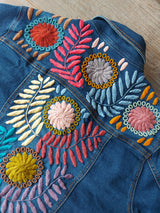 Jeansjacken Damen besonders mit Blumen bestickt, Jeansjacke bestickt florale Muster, mexikanische Jeansjacke Stickerei Blumen, Jeansjacke bestickt Boho, Jeansjacke Rücken bestickt, Jeansjacke oversize, bestickte Jeansjacke Damen, ausgefallene Jeansjacke, Blumenstickerei, dunkelblaue Denimjacke, handbestickt, Baumwolljacke, mexikanisches Design, Ethno-Mode, Frida Kahlo Stil, Hippie-Look, Boho-Chic, bunte Blumenmuster, stretch, dunkelblau, Festival Style, Festival Outfit