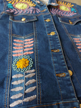 Jeansjacken Damen besonders mit Blumen bestickt, Jeansjacke bestickt florale Muster, mexikanische Jeansjacke Stickerei Blumen, Jeansjacke bestickt Boho, Jeansjacke Rücken bestickt, Jeansjacke oversize, bestickte Jeansjacke Damen, ausgefallene Jeansjacke, Blumenstickerei, dunkelblaue Denimjacke, handbestickt, Baumwolljacke, mexikanisches Design, Ethno-Mode, Frida Kahlo Stil, Hippie-Look, Boho-Chic, bunte Blumenmuster, stretch, dunkelblau, Festival Style, Festival Outfit