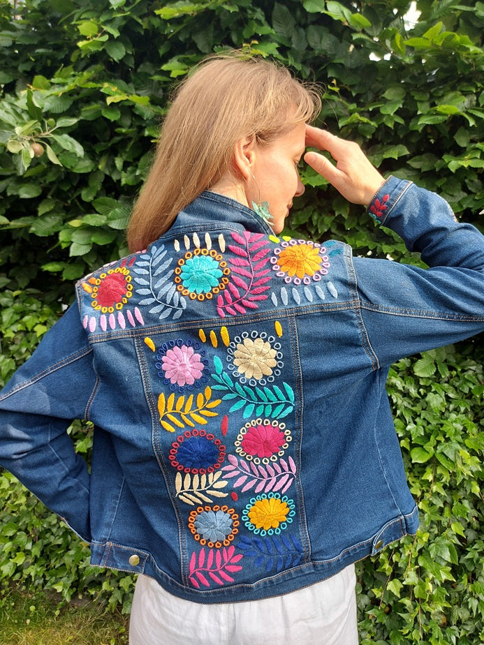 Jeansjacken Damen besonders mit Blumen bestickt, Jeansjacke bestickt florale Muster, mexikanische Jeansjacke Stickerei Blumen, Jeansjacke bestickt Boho, Jeansjacke Rücken bestickt, Jeansjacke oversize, bestickte Jeansjacke Damen, ausgefallene Jeansjacke, Blumenstickerei, dunkelblaue Denimjacke, handbestickt, Baumwolljacke, mexikanisches Design, Ethno-Mode, Frida Kahlo Stil, Hippie-Look, Boho-Chic, bunte Blumenmuster, stretch, dunkelblau, Festival Style, Festival Outfit