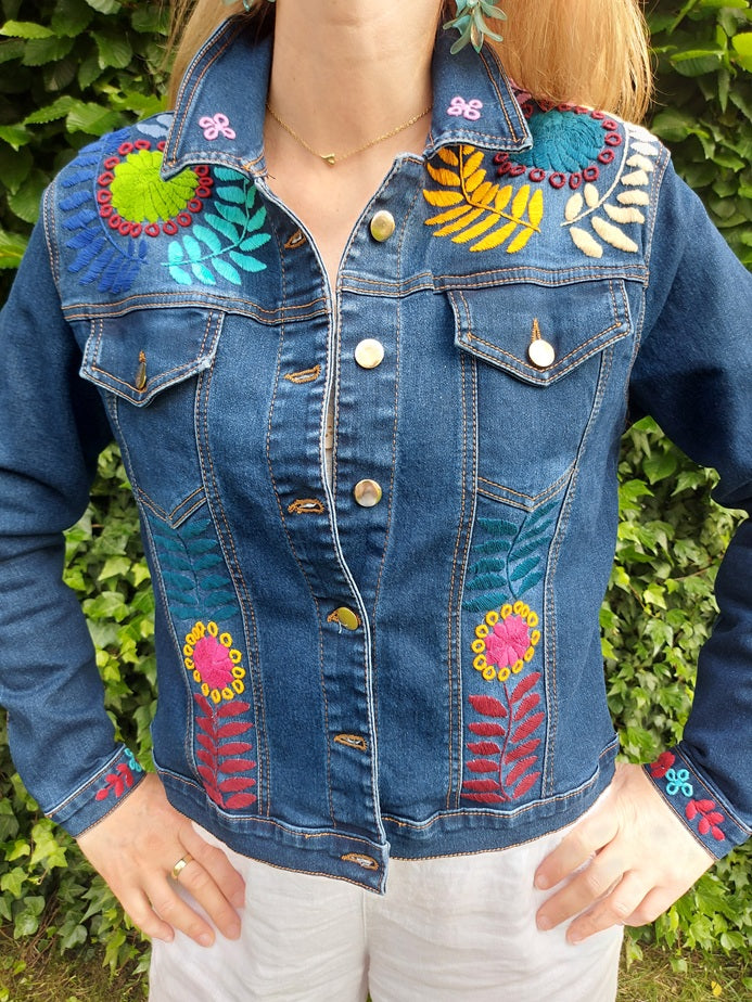 Jeansjacken Damen besonders mit Blumen bestickt, Jeansjacke bestickt florale Muster, mexikanische Jeansjacke Stickerei Blumen, Jeansjacke bestickt Boho, Jeansjacke Rücken bestickt, Jeansjacke oversize, bestickte Jeansjacke Damen, ausgefallene Jeansjacke, Blumenstickerei, dunkelblaue Denimjacke, handbestickt, Baumwolljacke, mexikanisches Design, Ethno-Mode, Frida Kahlo Stil, Hippie-Look, Boho-Chic, bunte Blumenmuster, stretch, dunkelblau, Festival Style, Festival Outfit