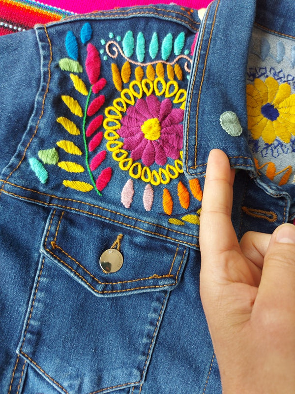 Jeansjacken Damen besonders mit Blumen bestickt, Jeansjacke bestickt florale Muster, mexikanische Jeansjacke Stickerei Blumen, Jeansjacke bestickt Boho, Jeansjacke Rücken bestickt, Jeansjacke oversize, bestickte Jeansjacke Damen, ausgefallene Jeansjacke, Blumenstickerei, dunkelblaue Denimjacke, handbestickt, Baumwolljacke, mexikanisches Design, Ethno-Mode, Frida Kahlo Stil, Hippie-Look, Boho-Chic, bunte Blumenmuster, stretch, dunkelblau, Festival Style, Festival Outfit