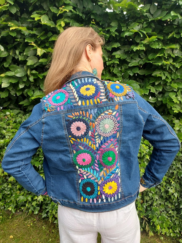 Jeansjacken Damen besonders mit Blumen bestickt, Jeansjacke bestickt florale Muster, mexikanische Jeansjacke Stickerei Blumen, Jeansjacke bestickt Boho, Jeansjacke Rücken bestickt, Jeansjacke oversize, bestickte Jeansjacke Damen, ausgefallene Jeansjacke, Blumenstickerei, dunkelblaue Denimjacke, handbestickt, Baumwolljacke, mexikanisches Design, Ethno-Mode, Frida Kahlo Stil, Hippie-Look, Boho-Chic, bunte Blumenmuster, stretch, dunkelblau, Festival Style, Festival Outfit