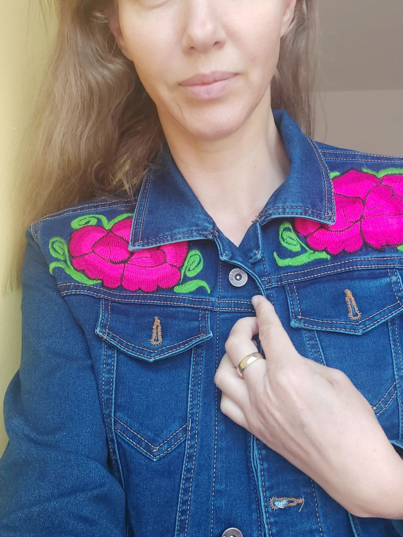 estickte Jeansjacke aus Mexiko, mexikanisch, Vintage Stickerei, Blumenmuster, große Blumen, Design, rote Blumen, boho, hippie, ethno, Frida Kahlo Stil, Ibiza Stil, Sommerjacke