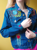 Mexikanische Jeansjacke, Übergangsjacke, Frühlingsjacke, Jeansoutfit, mexiko, Stickerei, Blumenmuster, vintage, ausgefallen Rücken bestickt