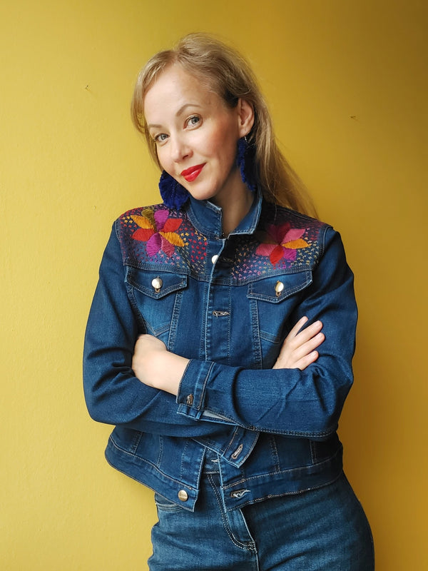 Jeansjacke mit Stickerei Kunsthandwerk mexiko mexikanisch, Blumen, Mais, Chiapas, Oaxaca, Mode, Bekleidung, Jacke, Handbestickt, Handarbeit, mexican fashion, handmade, embroideryJeansjacken Damen besonders mit Blumen bestickt, Jeansjacke bestickt florale Muster, mexikanische Jeansjacke Stickerei Blumen, Jeansjacke bestickt Boho, Jeansjacke Rücken bestickt, Jeansjacke oversize, bestickte Jeansjacke Damen, ausgefallene Jeansjacke, Blumenstickerei, dunkelblaue Denimjacke, handbestickt, Baumwolljacke