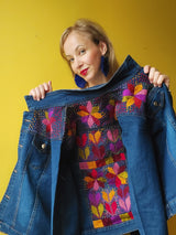 Jeansjacke mit Stickerei Kunsthandwerk mexiko mexikanisch, Blumen, Mais, Chiapas, Oaxaca, Mode, Bekleidung, Jacke, Handbestickt, Handarbeit, mexican fashion, handmade, embroideryJeansjacken Damen besonders mit Blumen bestickt, Jeansjacke bestickt florale Muster, mexikanische Jeansjacke Stickerei Blumen, Jeansjacke bestickt Boho, Jeansjacke Rücken bestickt, Jeansjacke oversize, bestickte Jeansjacke Damen, ausgefallene Jeansjacke, Blumenstickerei, dunkelblaue Denimjacke, handbestickt, Baumwolljacke