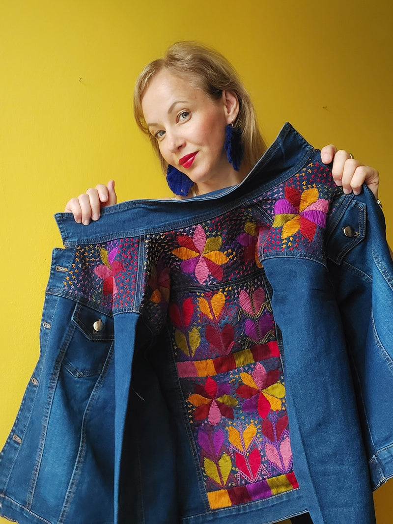 Jeansjacke mit Stickerei Kunsthandwerk mexiko mexikanisch, Blumen, Mais, Chiapas, Oaxaca, Mode, Bekleidung, Jacke, Handbestickt, Handarbeit, mexican fashion, handmade, embroideryJeansjacken Damen besonders mit Blumen bestickt, Jeansjacke bestickt florale Muster, mexikanische Jeansjacke Stickerei Blumen, Jeansjacke bestickt Boho, Jeansjacke Rücken bestickt, Jeansjacke oversize, bestickte Jeansjacke Damen, ausgefallene Jeansjacke, Blumenstickerei, dunkelblaue Denimjacke, handbestickt, Baumwolljacke
