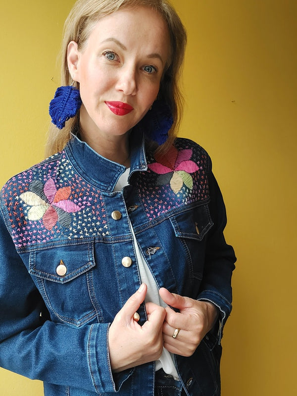 Jeansjacke mit Stickerei Kunsthandwerk mexiko mexikanisch, Blumen, Mais, Chiapas, Oaxaca, Mode, Bekleidung, Jacke, Handbestickt, Handarbeit, mexican fashion, handmade, embroideryJeansjacken Damen besonders mit Blumen bestickt, Jeansjacke bestickt florale Muster, mexikanische Jeansjacke Stickerei Blumen, Jeansjacke bestickt Boho, Jeansjacke Rücken bestickt, Jeansjacke oversize, bestickte Jeansjacke Damen, ausgefallene Jeansjacke, Blumenstickerei, dunkelblaue Denimjacke, handbestickt, Baumwolljacke