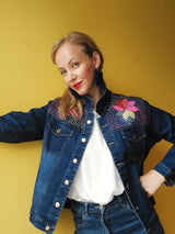Jeansjacke mit Stickerei Kunsthandwerk mexiko mexikanisch, Blumen, Mais, Chiapas, Oaxaca, Mode, Bekleidung, Jacke, Handbestickt, Handarbeit, mexican fashion, handmade, embroideryJeansjacken Damen besonders mit Blumen bestickt, Jeansjacke bestickt florale Muster, mexikanische Jeansjacke Stickerei Blumen, Jeansjacke bestickt Boho, Jeansjacke Rücken bestickt, Jeansjacke oversize, bestickte Jeansjacke Damen, ausgefallene Jeansjacke, Blumenstickerei, dunkelblaue Denimjacke, handbestickt, Baumwolljacke