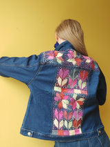 Jeansjacke mit Stickerei Kunsthandwerk mexiko mexikanisch, Blumen, Mais, Chiapas, Oaxaca, Mode, Bekleidung, Jacke, Handbestickt, Handarbeit, mexican fashion, handmade, embroideryJeansjacken Damen besonders mit Blumen bestickt, Jeansjacke bestickt florale Muster, mexikanische Jeansjacke Stickerei Blumen, Jeansjacke bestickt Boho, Jeansjacke Rücken bestickt, Jeansjacke oversize, bestickte Jeansjacke Damen, ausgefallene Jeansjacke, Blumenstickerei, dunkelblaue Denimjacke, handbestickt, Baumwolljacke